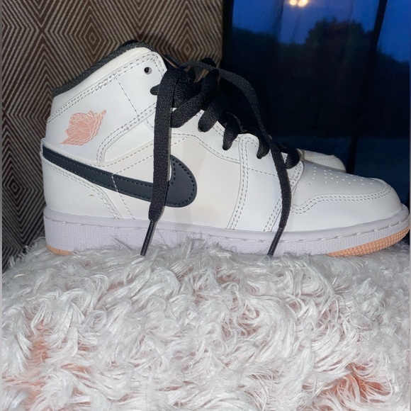 AIR JORDAN 1 MID (GS) - Picture 3 of 3